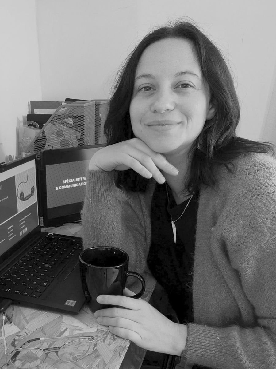 Céline Valençot, freelance WordPress, SEO et GEO à Marseille, dans son bureau